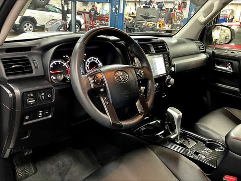 Used 2022 Toyota 4Runner TRD Off-Road Premium AWD/4WD image 15