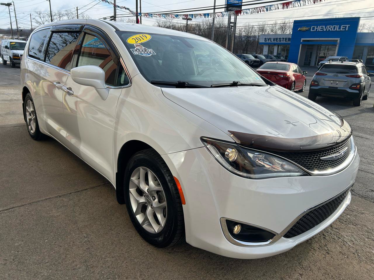 Used 2019 Chrysler Pacifica Touring Plus w/ Tire & Wheel Group FWD image 8