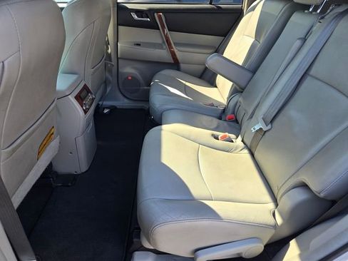 Used 2012 Toyota Highlander Limited w/ Tow Pkg AWD/4WD image 11