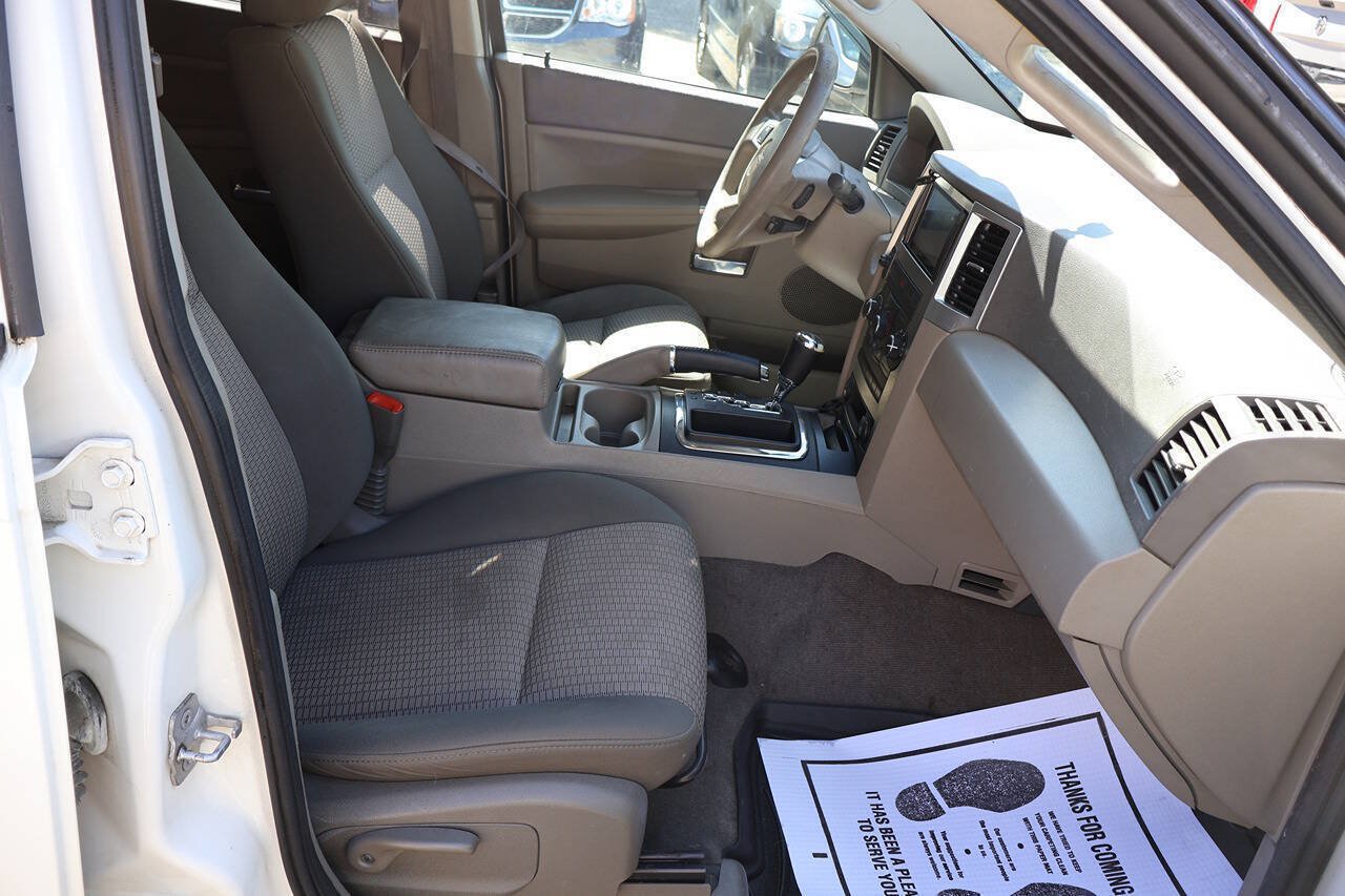 Used 2010 Jeep Grand Cherokee Laredo AWD/4WD image 19