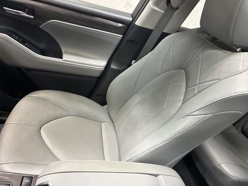 Used 2021 Toyota Highlander Platinum image 16