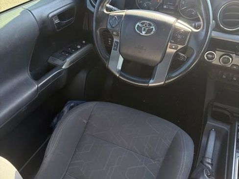 Used 2017 Toyota Tacoma TRD Off-Road AWD/4WD image 11
