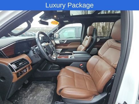 Used 2023 Lincoln Navigator L Reserve image 9