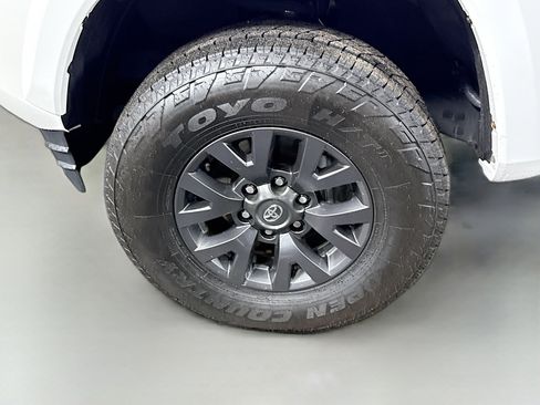 Used 2022 Toyota Tacoma SR5 w/ Technology Package RWD image 37