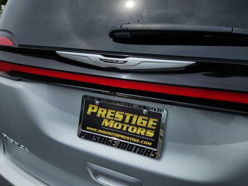 Used 2024 Chrysler Pacifica Touring-L FWD image 12