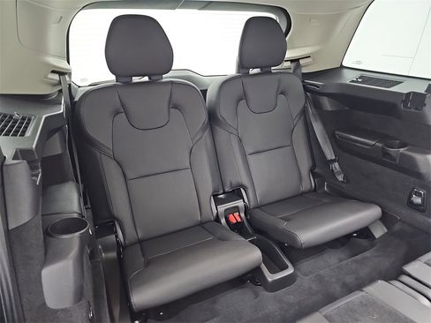 Used 2021 Volvo XC90 T5 Momentum image 14