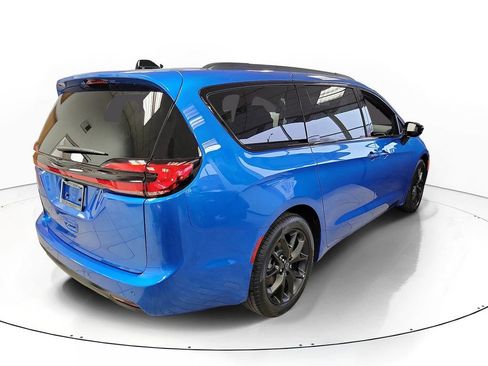 New 2026 Chrysler Pacifica Select w/ S Appearance Package FWD image 3