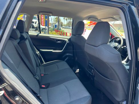 Used 2021 Toyota RAV4 XLE FWD image 8