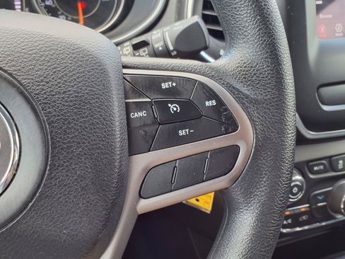 Used 2019 Jeep Cherokee Latitude w/ Popular Appearance Group FWD image 19