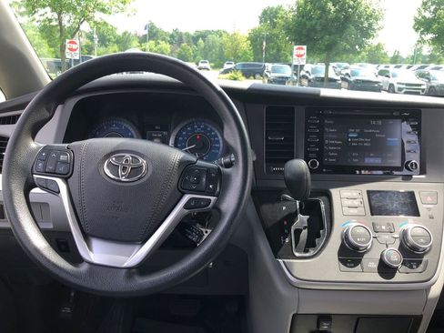 Used 2020 Toyota Sienna LE w/ Carpet Mat Package FWD image 32