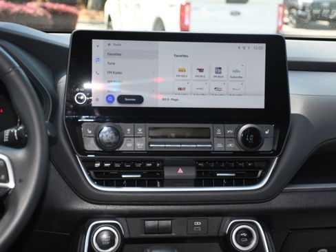 Used 2025 Toyota Grand Highlander AWD image 16