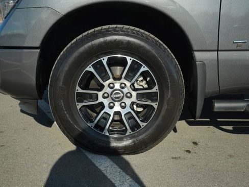 Used 2024 Nissan Titan SV w/ SV Convenience Package image 11