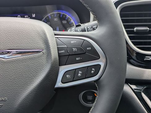 Used 2025 Chrysler Pacifica Select image 23