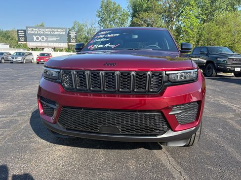 Used 2024 Jeep Grand Cherokee Altitude AWD/4WD image 4