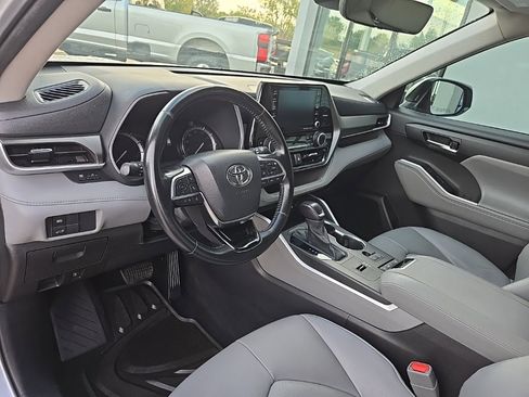 Used 2021 Toyota Highlander XLE image 36