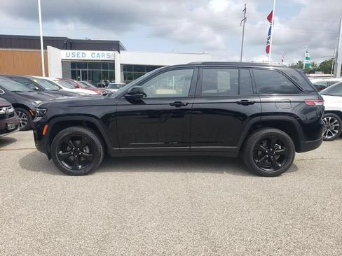 Used 2023 Jeep Grand Cherokee Altitude AWD/4WD image 7