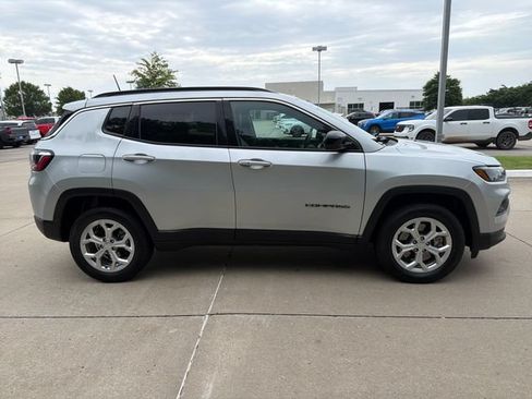 Used 2024 Jeep Compass Latitude AWD/4WD image 6