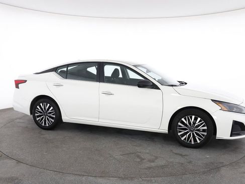 Used 2025 Nissan Altima 2.5 SV FWD image 15