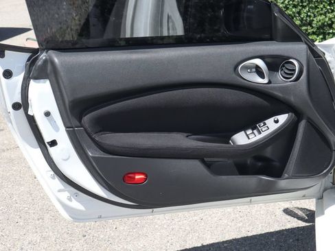 Used 2017 Nissan 370Z Coupe RWD image 16