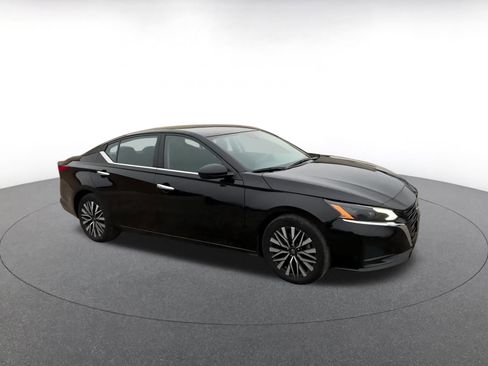 Used 2024 Nissan Altima 2.5 SV image 2