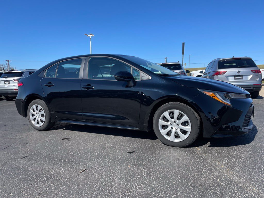 Used 2024 Toyota Corolla LE FWD image 2