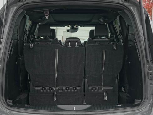 Used 2025 Chrysler Pacifica Limited image 9