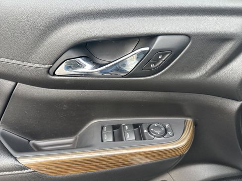 Used 2021 GMC Acadia SLE w/ Driver Convenience Package image 7