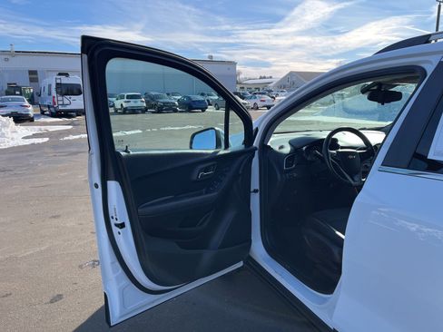 Used 2019 Chevrolet Trax LT w/ LT Convenience Package image 17
