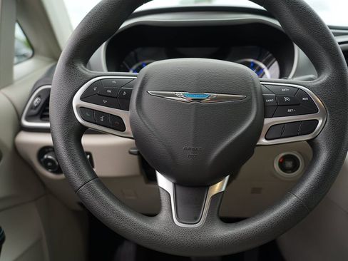 Used 2017 Chrysler Pacifica Touring Plus FWD image 22