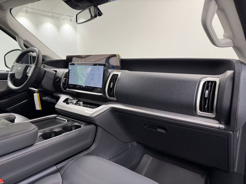 New 2025 Ford Expedition Active image 32