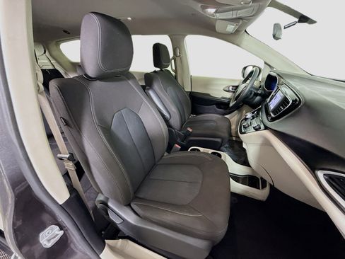 Used 2022 Chrysler Voyager LX FWD image 29