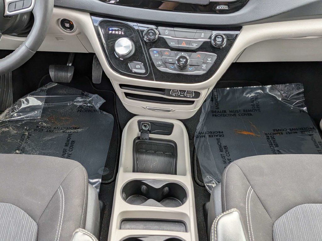 Used 2022 Chrysler Voyager LX FWD image 22