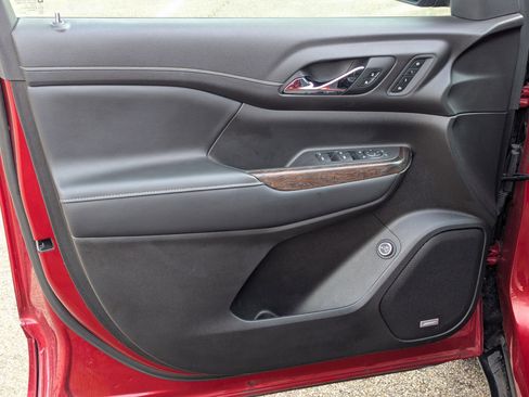 Used 2021 GMC Acadia Denali w/ Denali Technology Package image 11