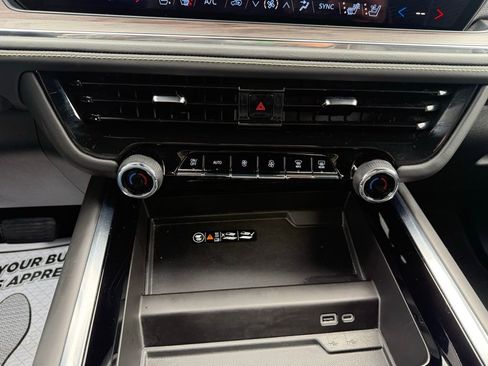 Used 2025 Chevrolet Suburban Premier RWD image 41