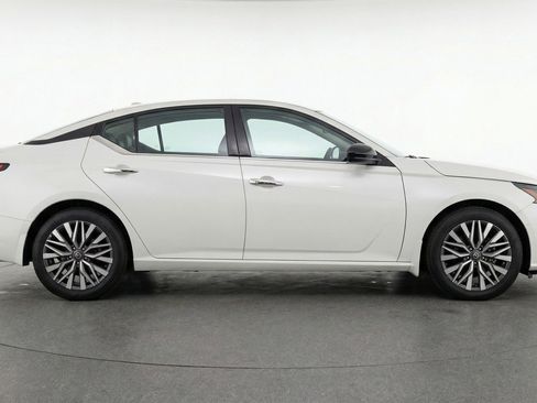 Used 2025 Nissan Altima 2.5 SV image 11