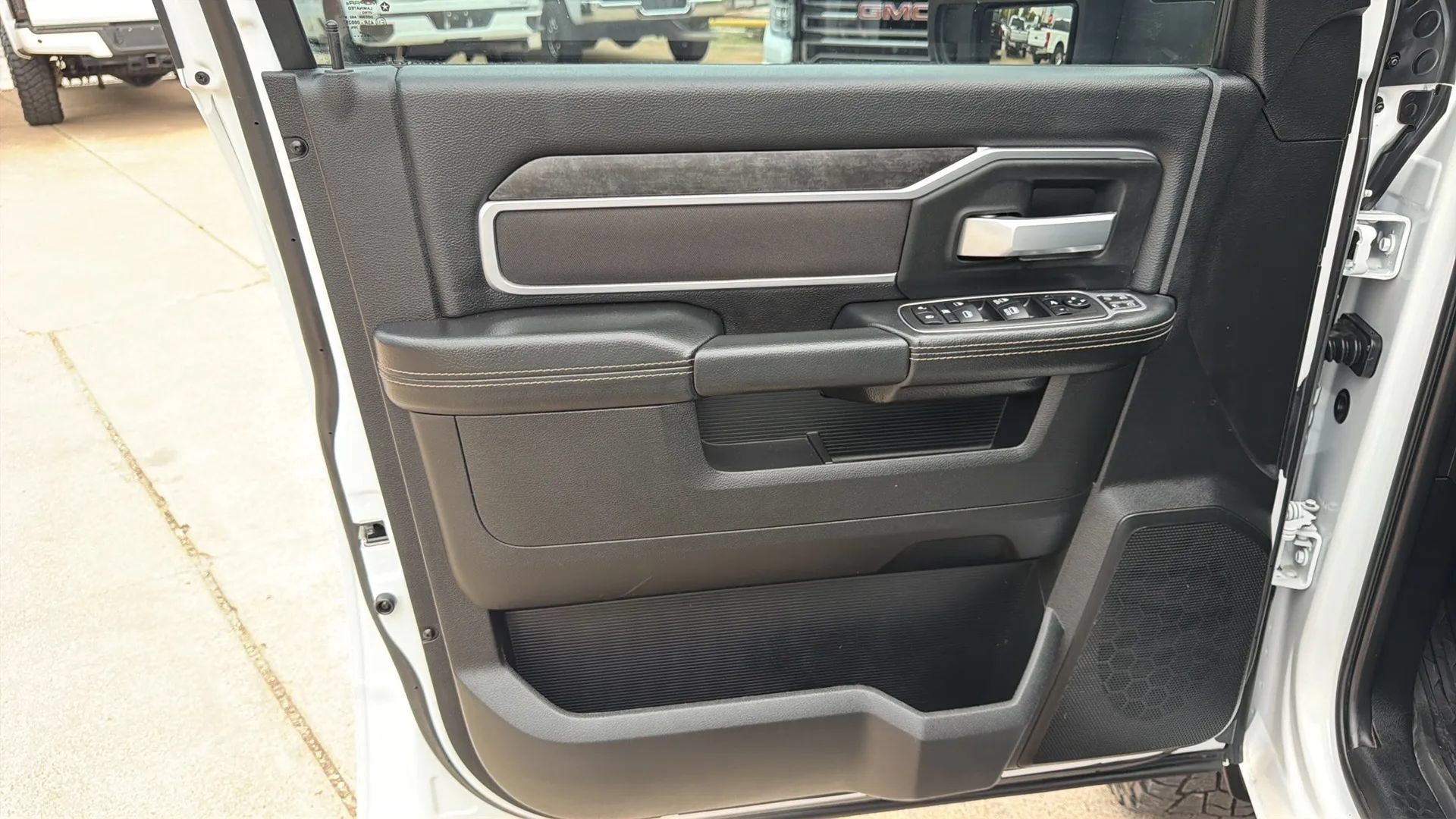 Used 2024 RAM 2500 Big Horn w/ Sport Appearance Package AWD/4WD image 9