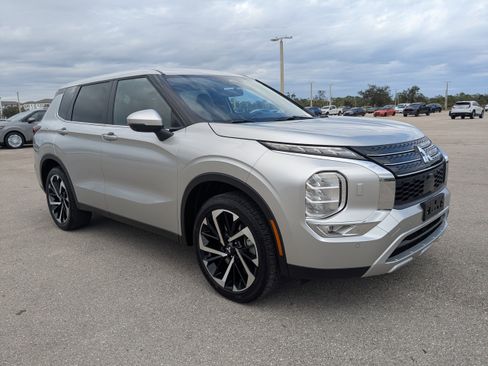 Used 2023 Mitsubishi Outlander SE image 35