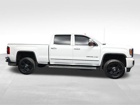 Used 2019 GMC Sierra 2500 Denali w/ Suspension Package, Off-Road AWD/4WD image 6