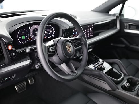 Certified 2025 Porsche Cayenne S AWD/4WD image 4