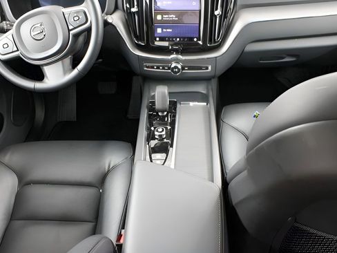 Certified 2025 Volvo XC60 B5 Core image 38