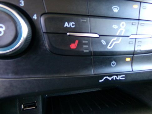 Used 2018 Ford Focus SE w/ Cold Weather Package FWD image 17
