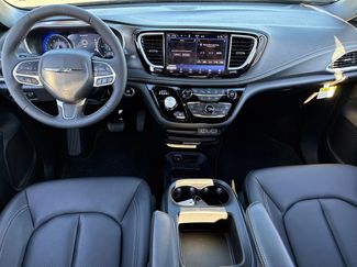 New 2025 Chrysler Pacifica Select video 2