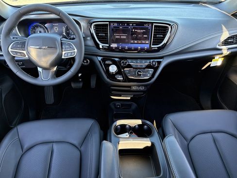 New 2025 Chrysler Pacifica Select image 2