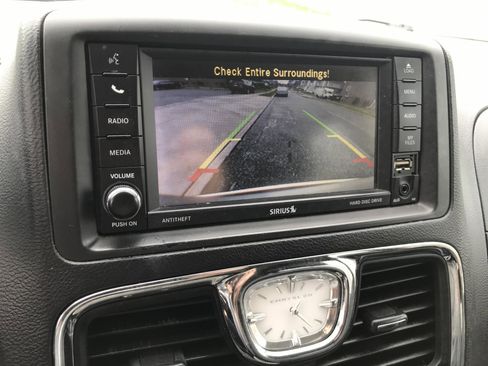 Used 2016 Chrysler Town & Country Touring FWD image 14