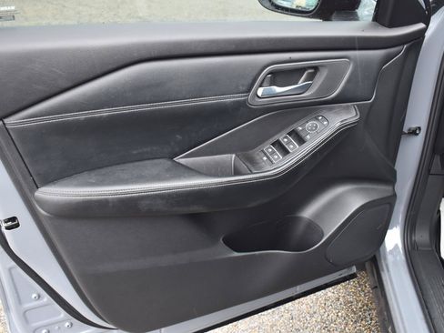 Used 2025 Nissan Rogue SL FWD image 24
