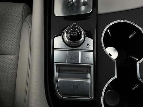 Used 2025 Genesis G70 2.5T image 23