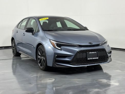 Used 2024 Toyota Corolla SE w/ SE Convenience Package FWD image 3