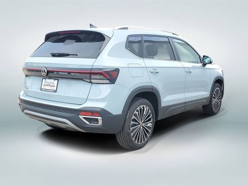 New 2026 Volkswagen Taos SE FWD image 3