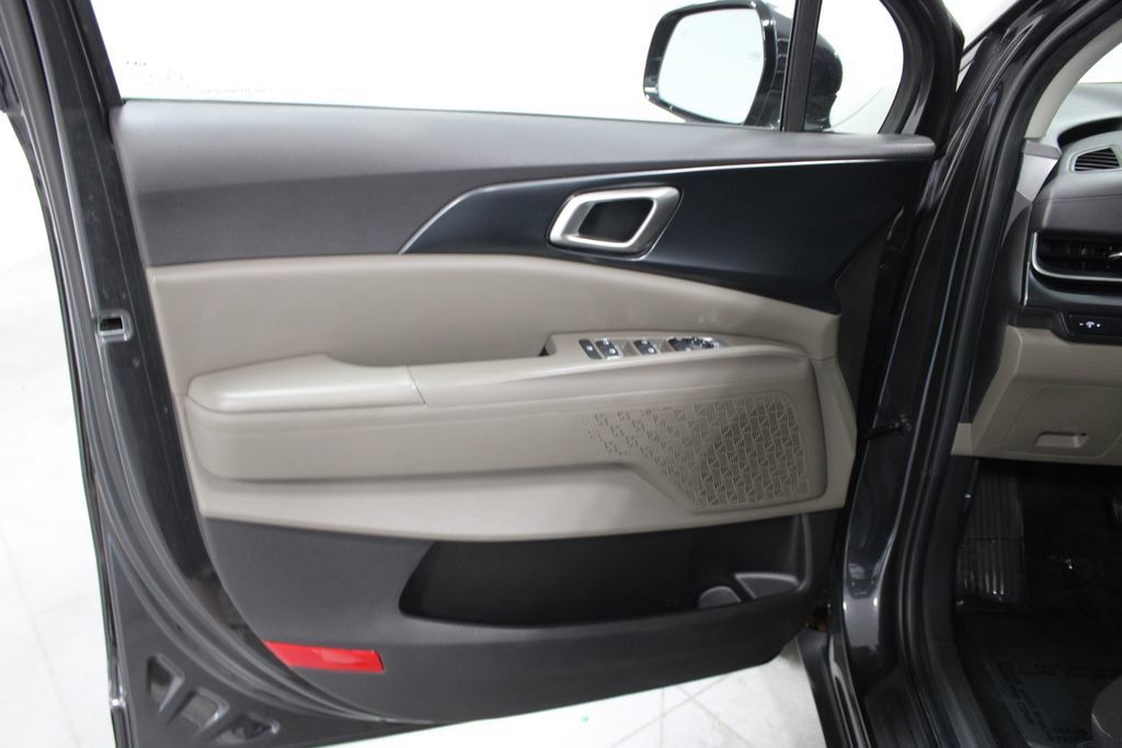 Used 2025 Kia Carnival FWD image 16
