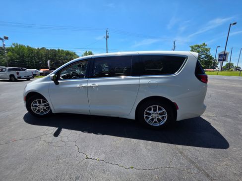 Used 2022 Chrysler Voyager LX FWD image 8